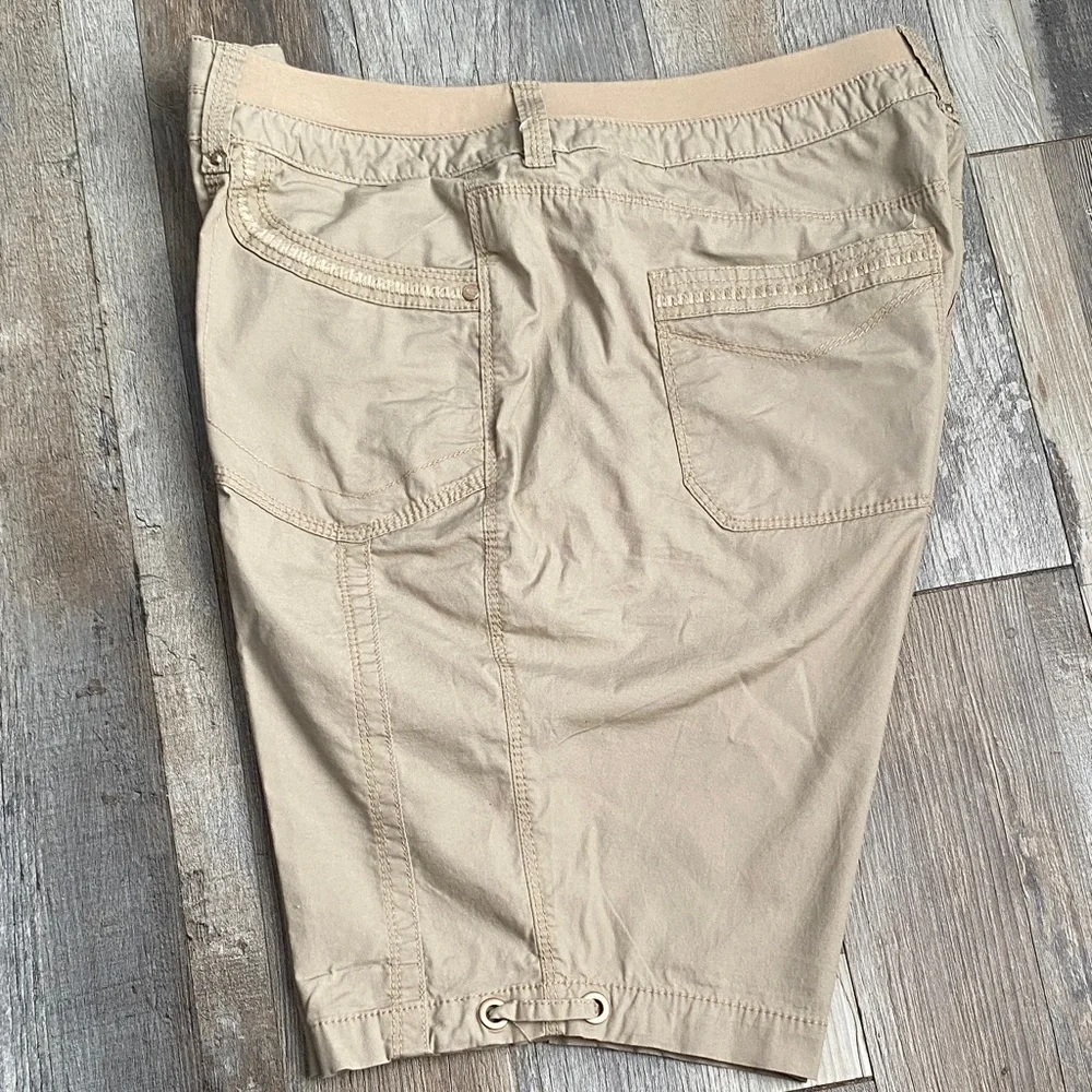 Gloria Vanderbilt Women's Beige Bermuda Shorts